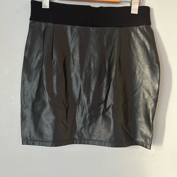 Wilfred Free faux leather zip up mini skirt. Women’s size 6. Great condition! - Picture 3 of 5
